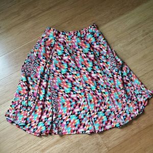 Geometric mid length skirt with pockets.